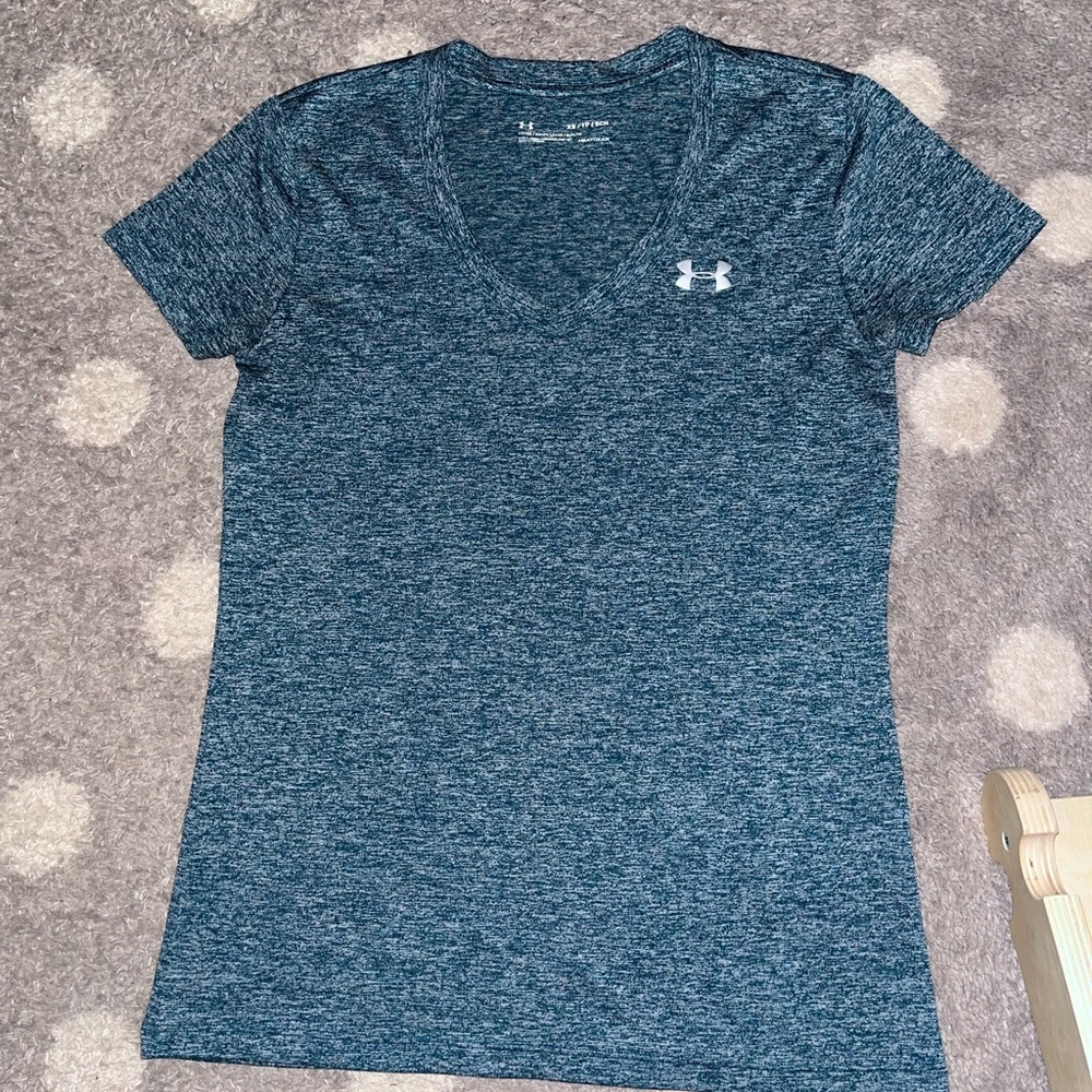XS Under Armour women’s shirt